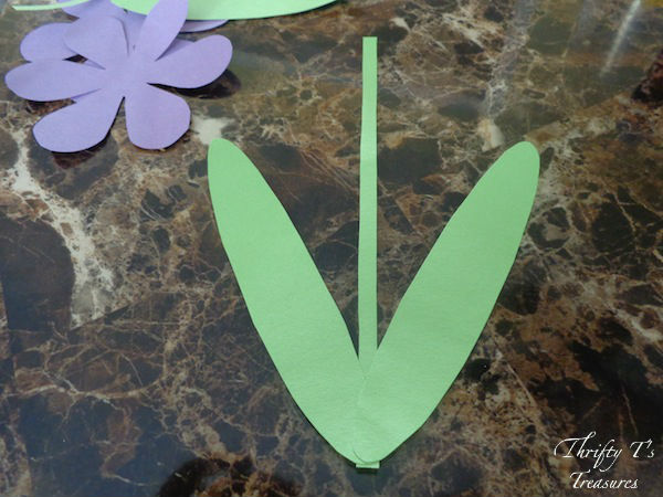This DIY Paper Iris is not only a fun DIY craft but fabulous to add to your list of party ideas. Stop by for the step-by-step directions and free template!