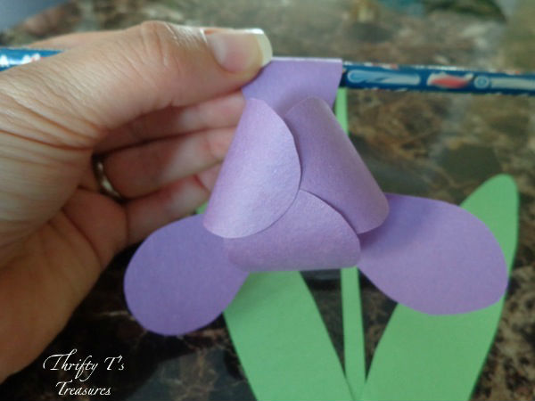 This DIY Paper Iris is not only a fun DIY craft but fabulous to add to your list of party ideas. Stop by for the step-by-step directions and free template!